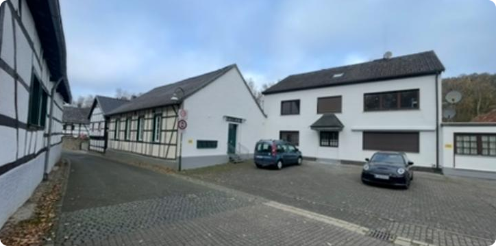 Außenbereich mit Parkplatz