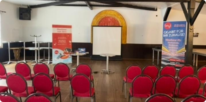 Dorfsaal Innen mit Stühlen